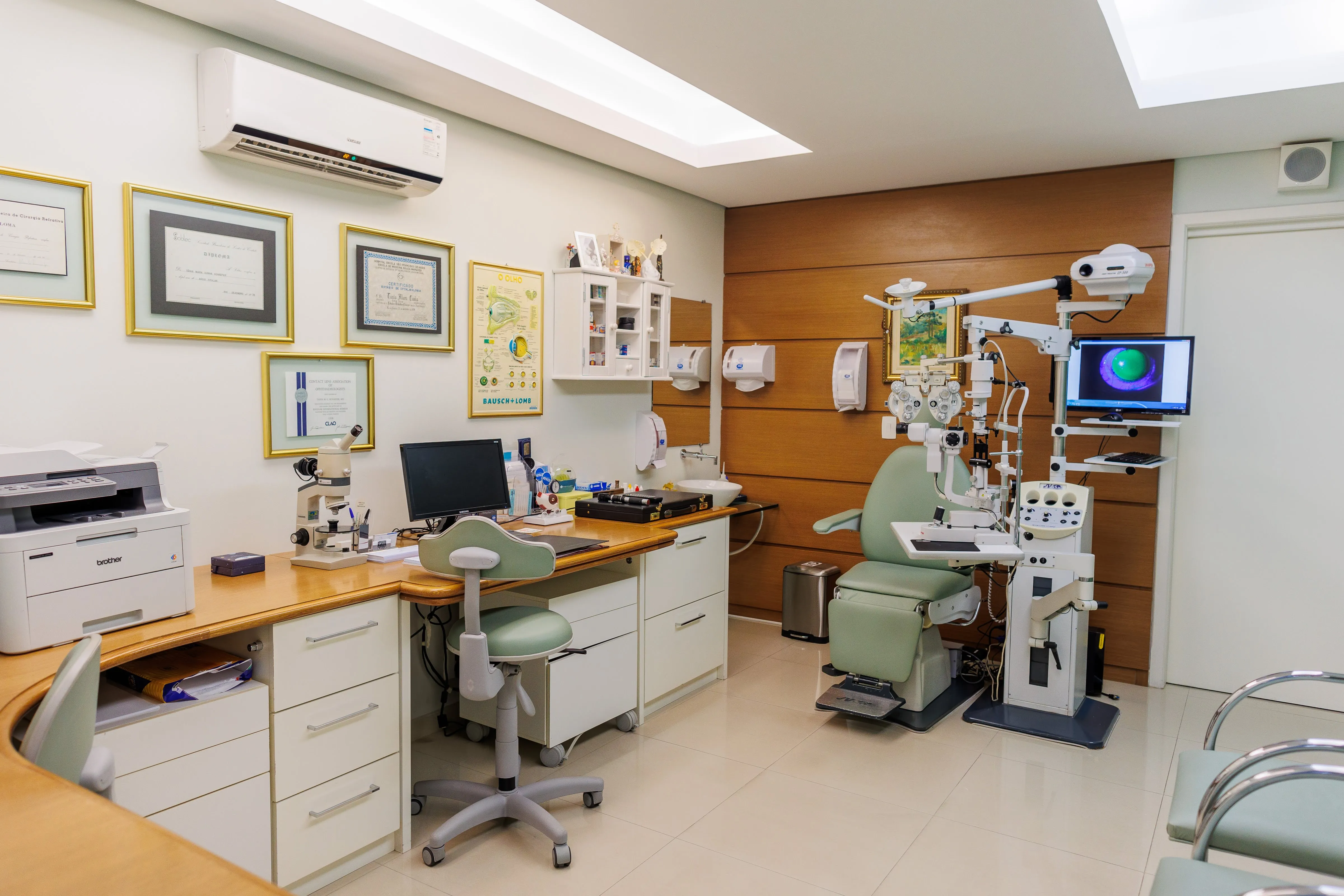 Equipamento oftalmológico na sala de exames