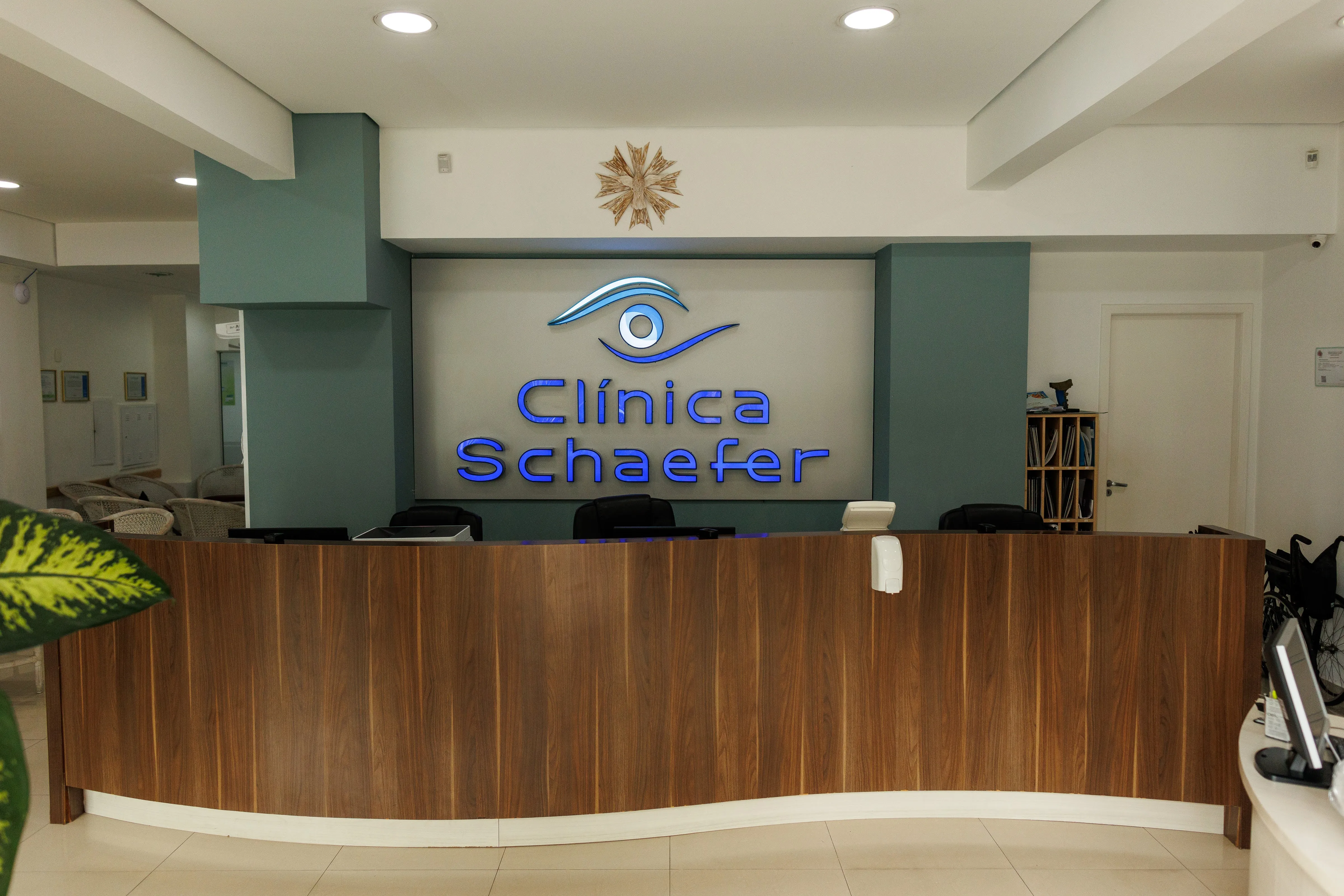 Recepção da clínica com cadeiras de espera