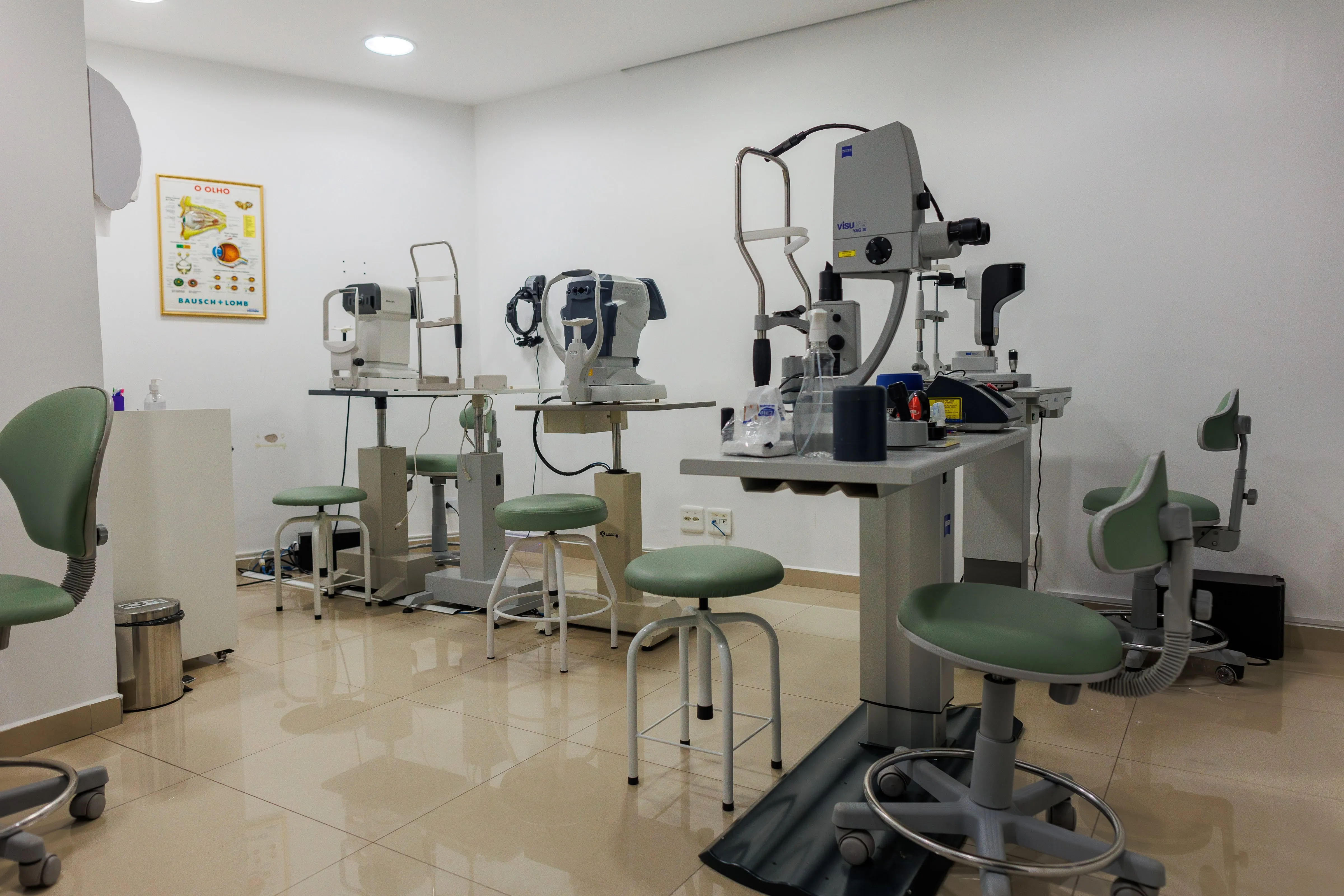 Sala médica com lentes de prova e equipamentos